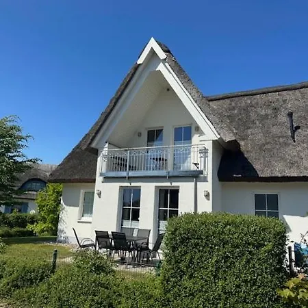 Koenigshoern Eg, Helle Mit 2 Terrassen, Eigenem Eingezaeuntem Garten Und Naehe Zum Hunde Herzlich Willkommen Feriehus Glowe