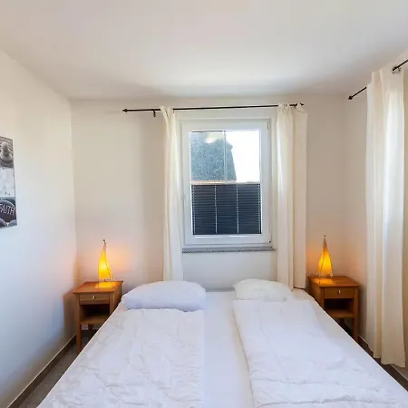 Koenigshoern Eg, Helle Mit 2 Terrassen, Eigenem Eingezaeuntem Garten Und Naehe Zum Hunde Herzlich Willkommen Glowe